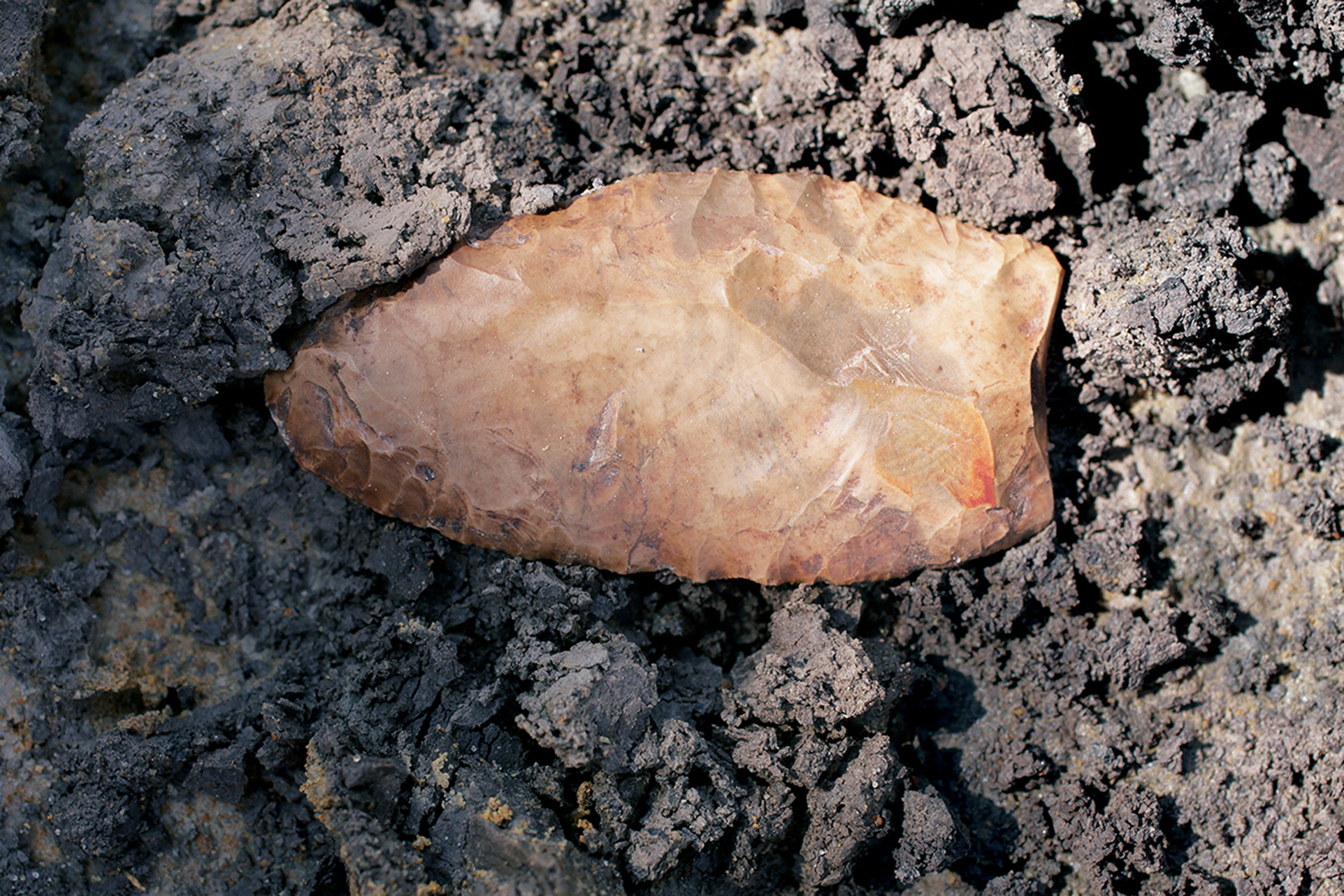 Pieza bat azaleran aurkitua, egur-ikatzeko hondarrak dauden leku batean. © Xabi Otero