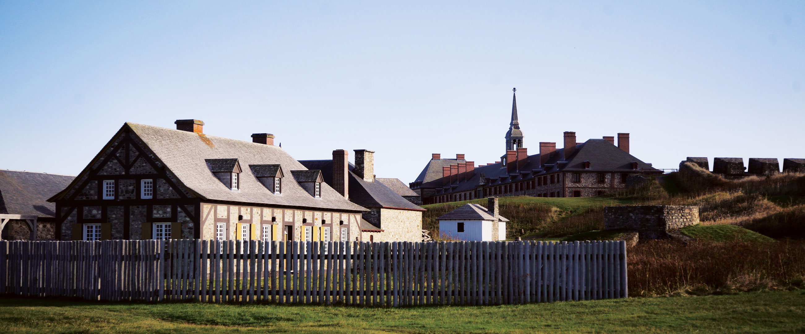 El Lugar Histórico Nacional de Canadá de la Fortaleza de Louisbourg. En primer plano la casa Lartigue, al fondo el palacio del gobernador. Foto ©Xabi Otero. 