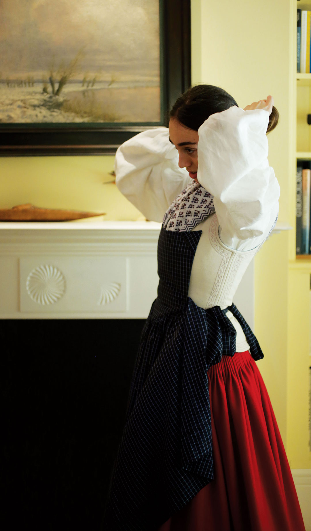 Mirari recogiéndose el pelo para colocarse el pañuelo.